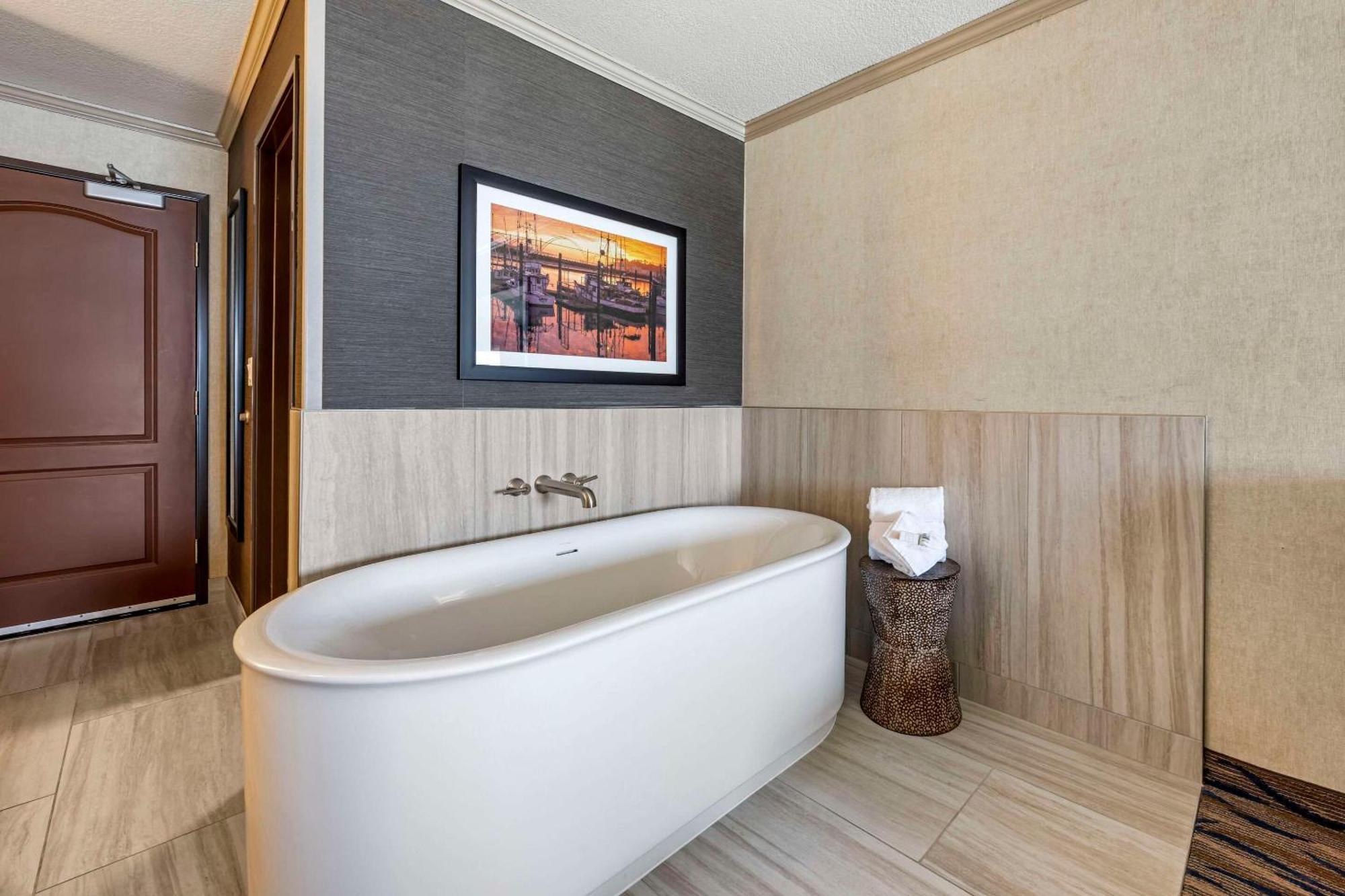 Elizabeth Oceanfront Suites, Ascend Hotel Collection Newport Exterior photo